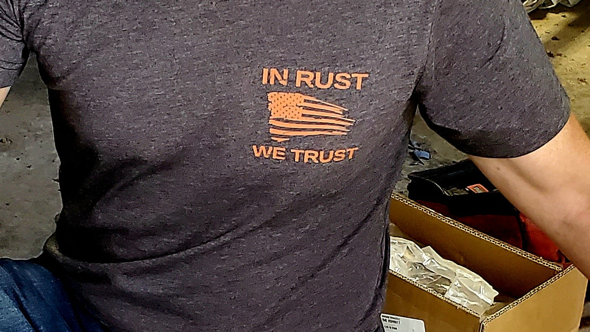 New! In Rust We Trust left chest logo t-shirt in grey